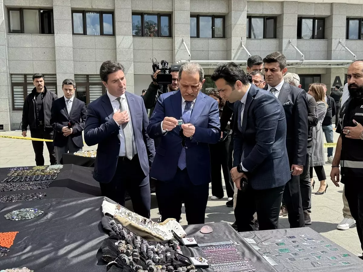 İstanbul\'da 151 Kilo Değerli Taş Ele Geçirildi