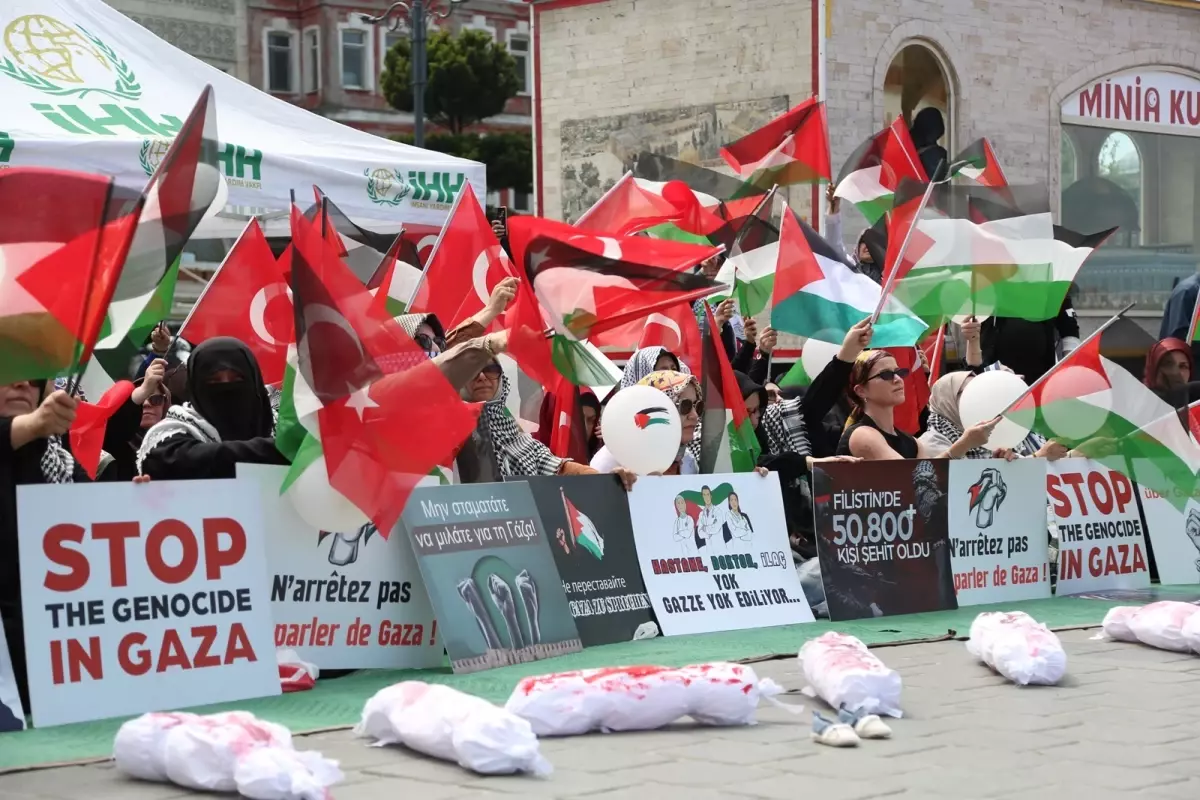 İstanbul\'da kadınlardan Gazze\'ye destek eylemi