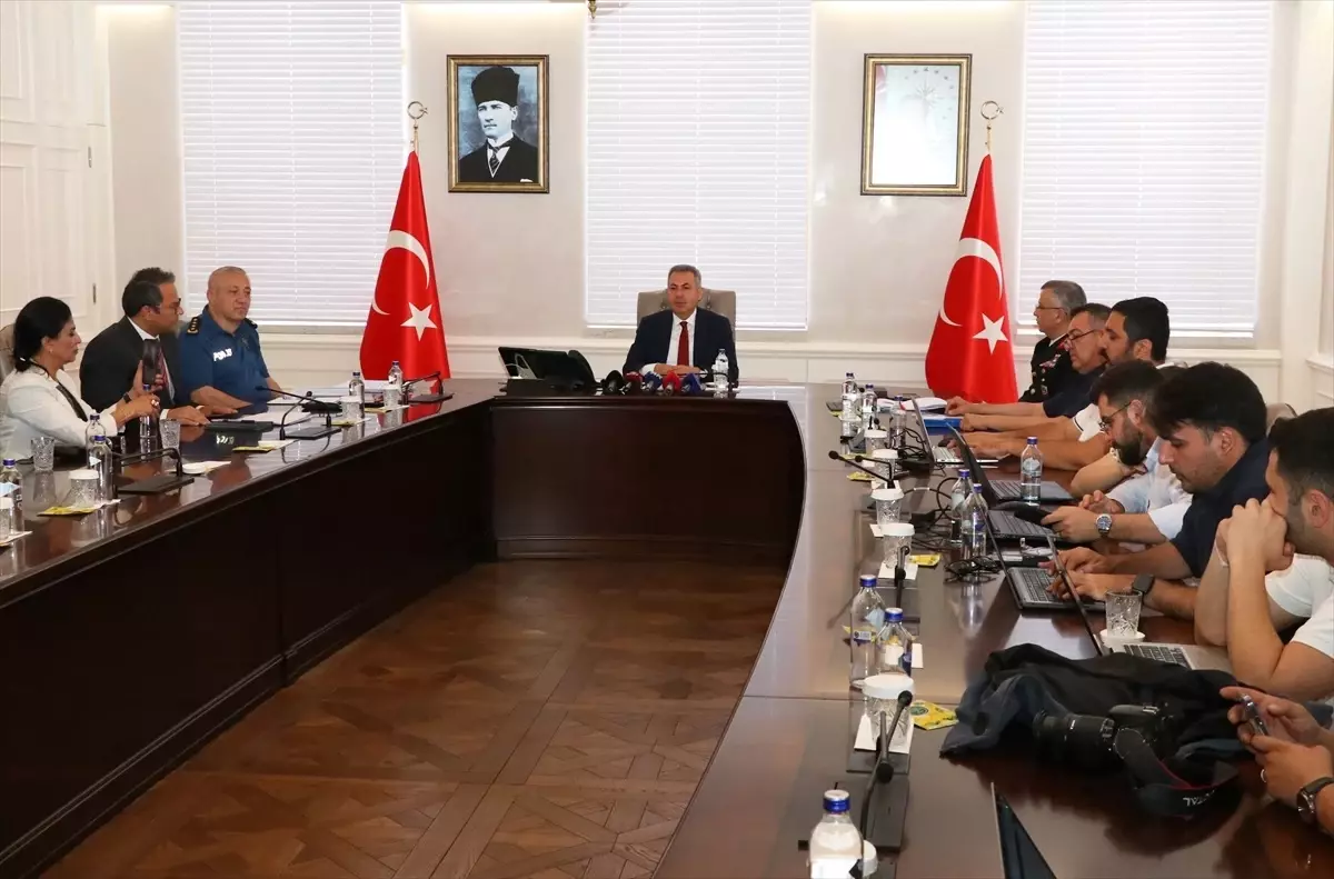 İzmir\'de 75 Suç Örgütü Çökertildi
