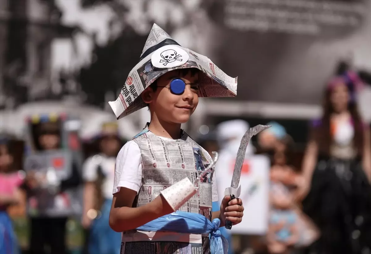 İzmir\'de öğrenciler atık malzemelerden tasarladıkları kıyafetlerle defile düzenledi