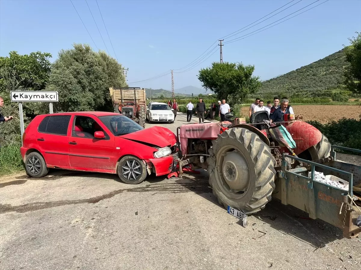 İzmir\'de traktör-otomobil kazası: 4 yaralı