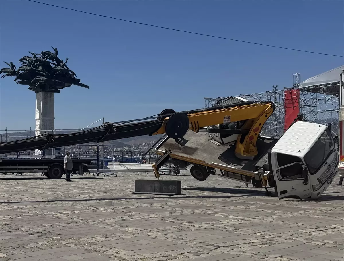 İzmir\'de Miting İçin Kurulan Sahne Çalışmasında Kaza