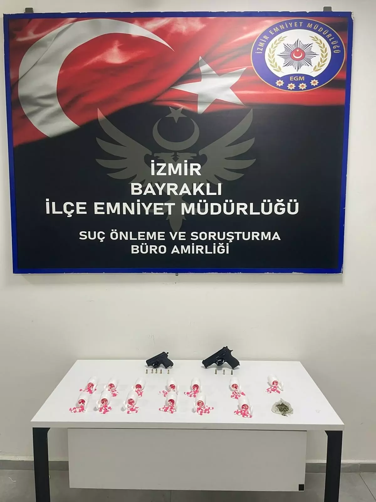 İzmir\'de Uyuşturucu Operasyonu: 3 Gözaltı