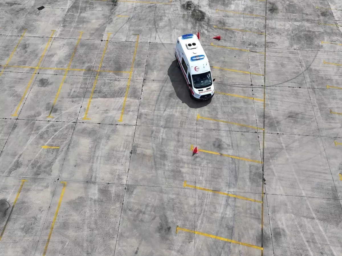 Kadın Sağlık Çalışanlarına Ambulans Sürüş Eğitimi