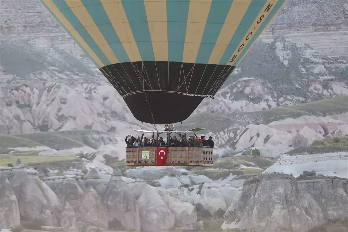 Kapadokya\'da gökyüzü Türk bayrakları ve Atatürk posterleriyle süslendi