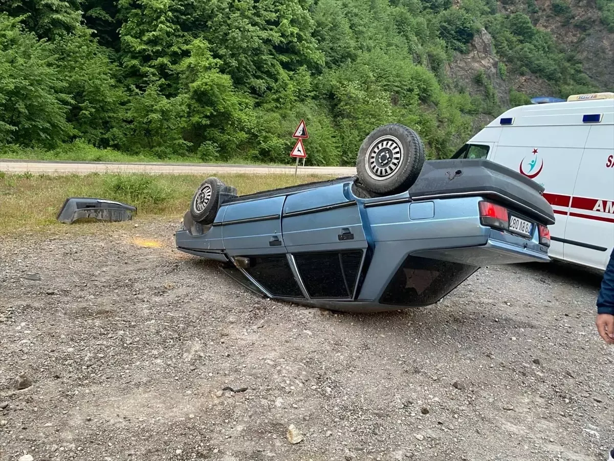 Karabük\'te Otomobil Devrildi: 2 Yaralı