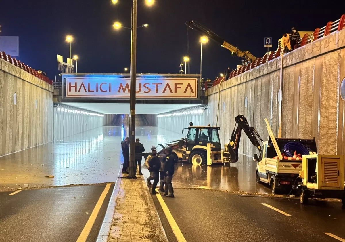 Kayseri\'de Sağanak: Araçlar Mahsur Kaldı