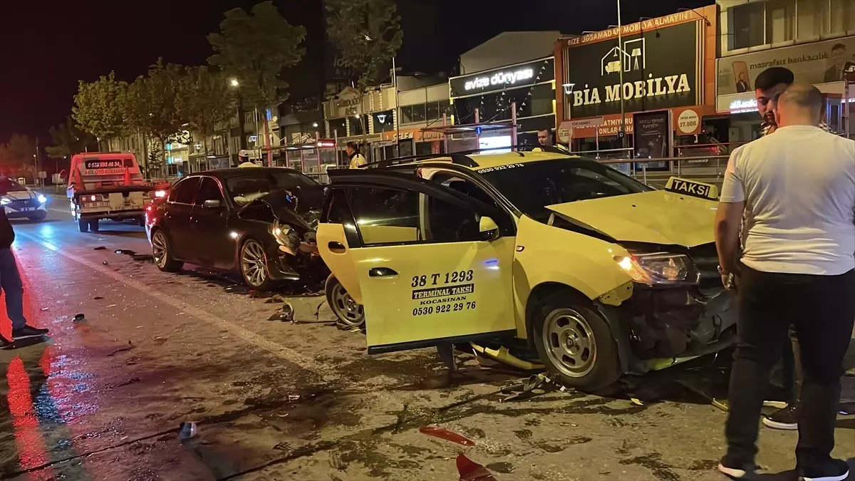 Kayseri\'de Zincirleme Trafik Kazası: 5 Yaralı