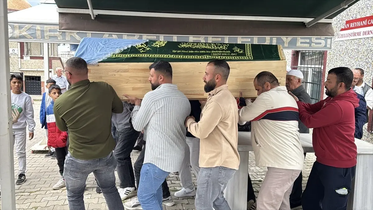 Kırklareli\'nde Tabancayla Öldürülen Kadın Toprağa Verildi