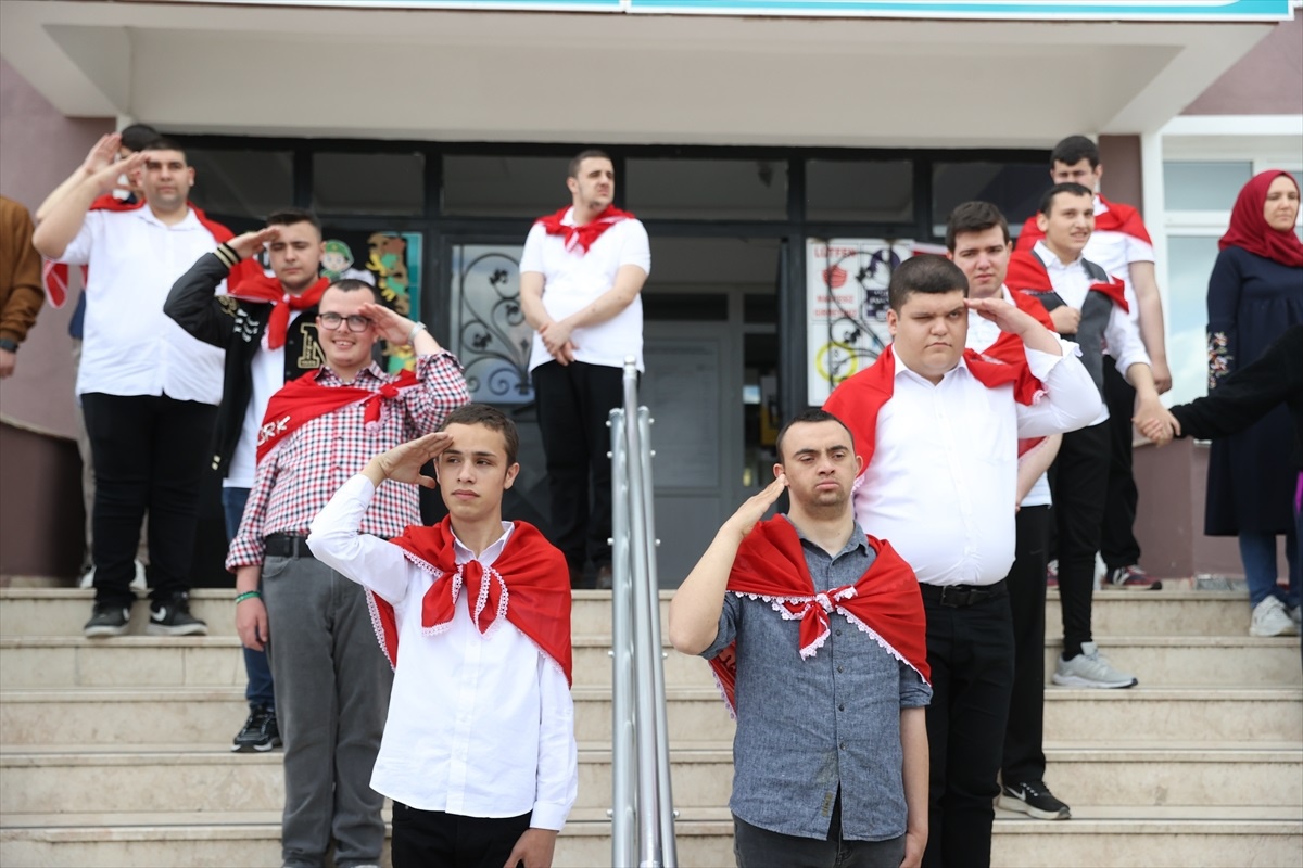Engelli Öğrencilere Asker Kınası