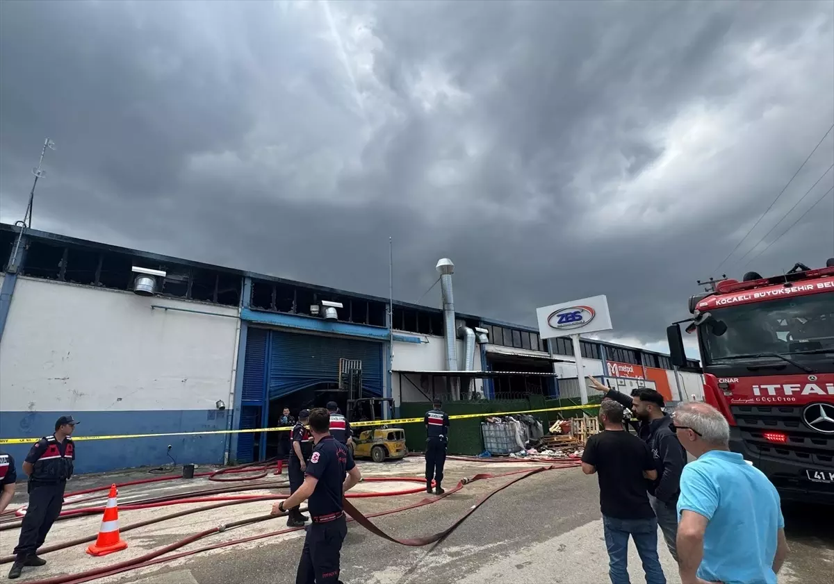 Gebze\'de Boya Fabrikasında Yangın