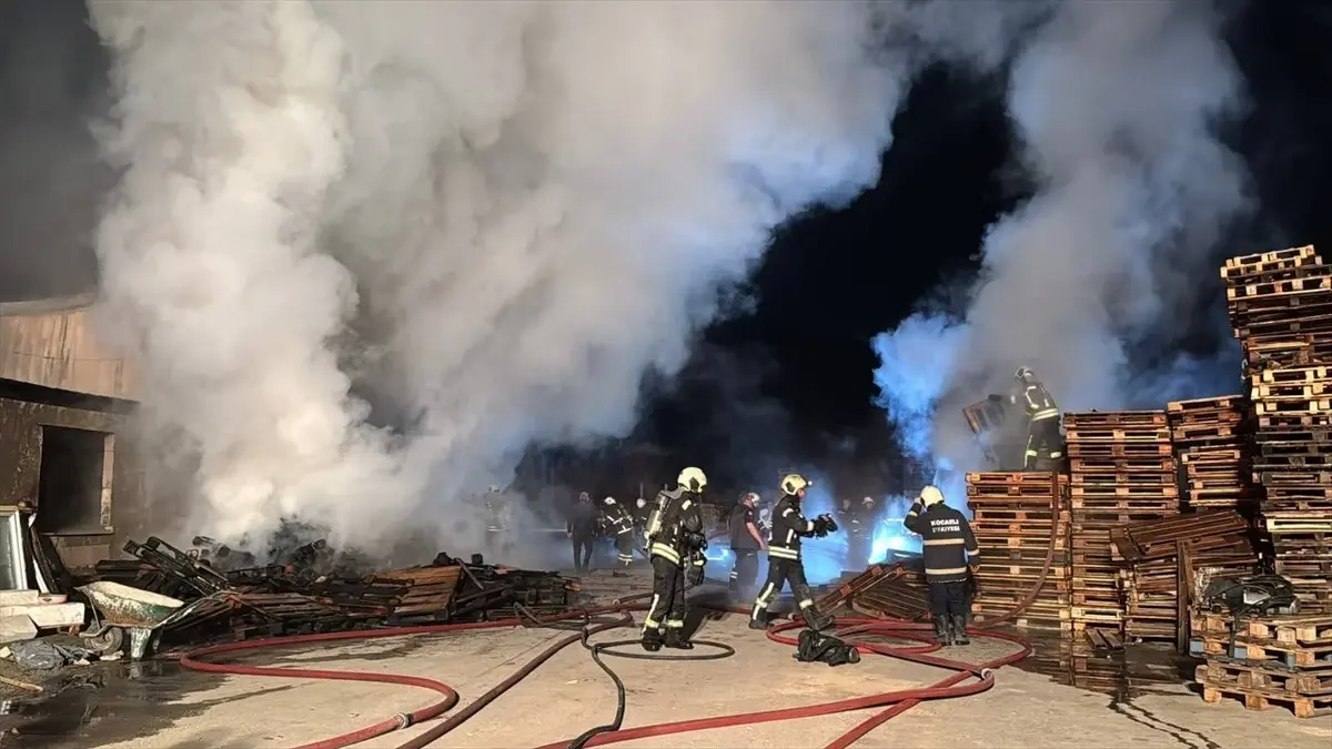 Gebze\'de Palet Deposunda Yangın