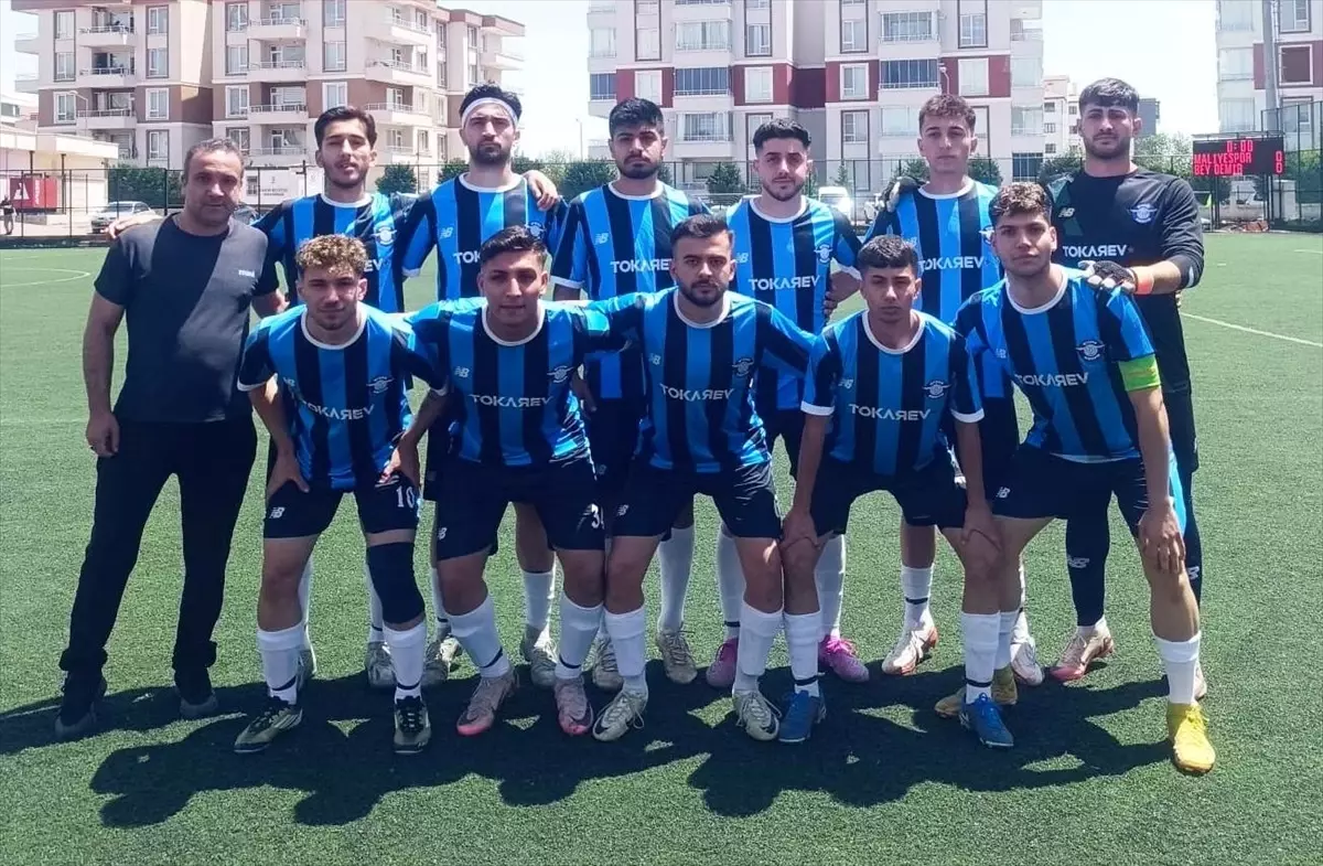 Konya\'da kafileyi taşıyan otobüsün lastiği patlayınca futbolcular maça taksiyle gitti