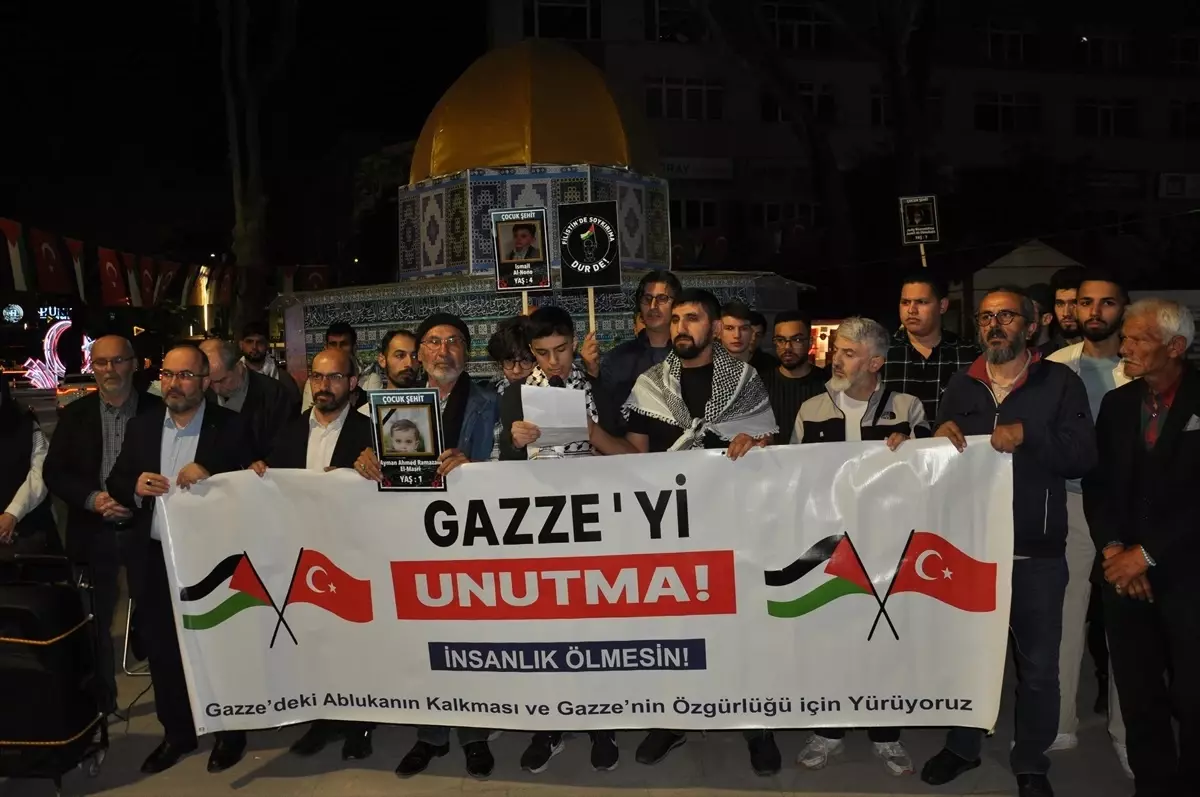 Kütahya\'da vatandaşlar Gazze için "sessiz yürüyüş" yaptı