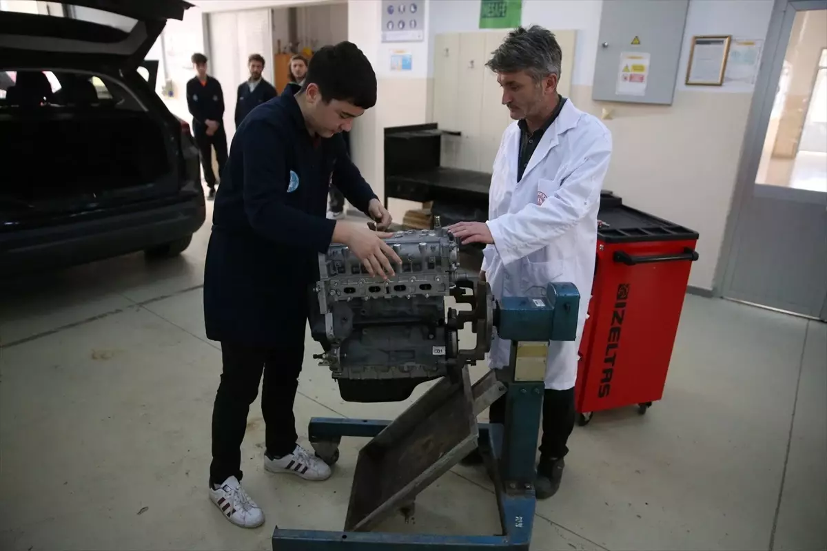 Lise öğrencileri anne babalarıyla atölyede becerilerini geliştiriyor