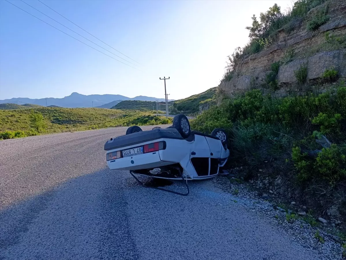 Manavgat\'ta Trafik Kazası: 3 Yaralı