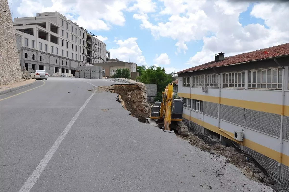 Mardin\'de bir kısmı çöken yolda çalışma başlatıldı