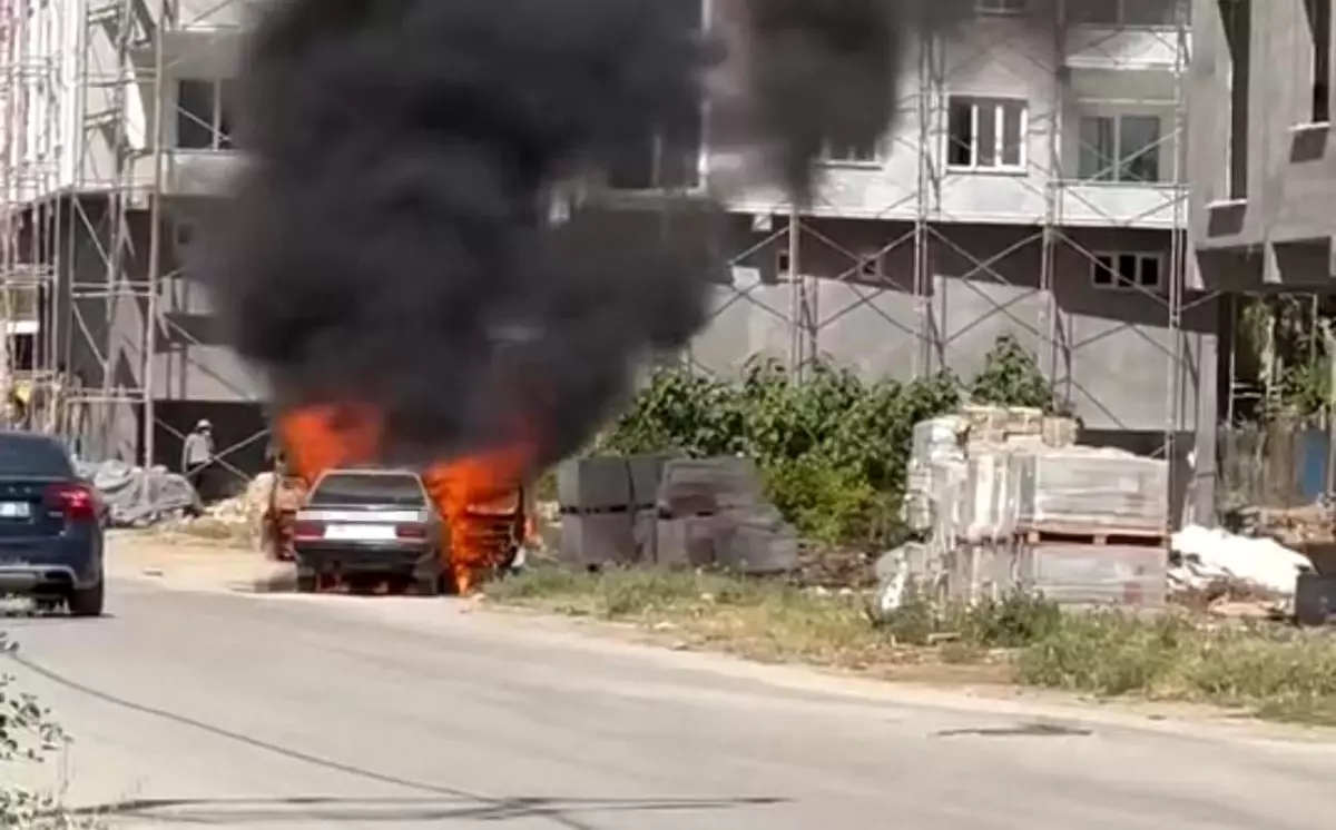 Nusaybin\'de Park Halindeki Araç Alev Aldı