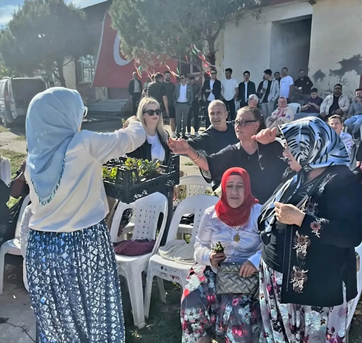 MHP\'den Anneler Günü\'nde Çiçek Sürprizi