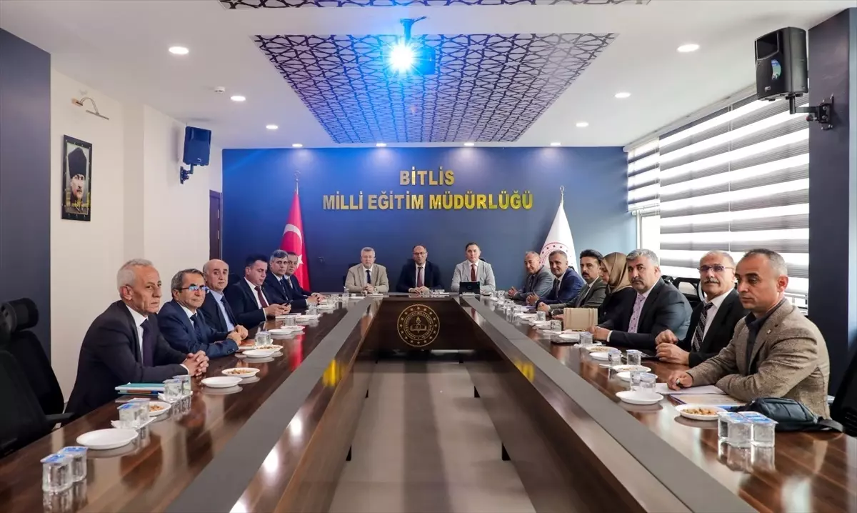 Bitlis\'te Halk Eğitimi Toplantısı