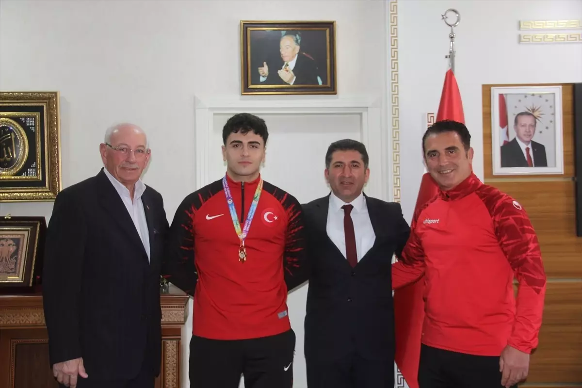 Şampiyon Güreşçi Zara\'da