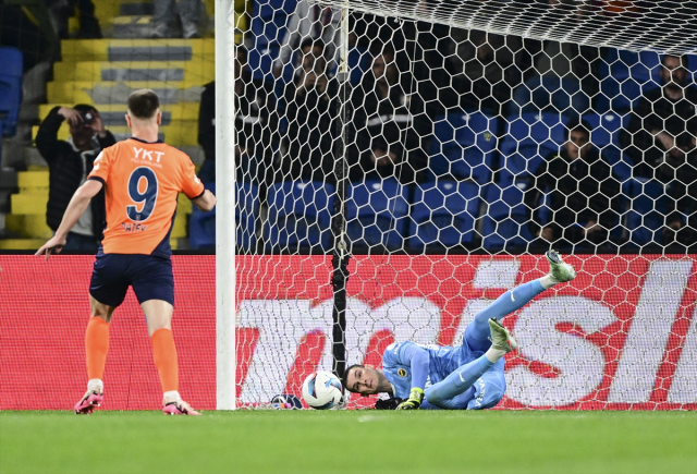 Olaylı maçta Kanarya'dan kritik galibiyet! Fenerbahçe, RAMS Başakşehir'i 4 golle devirdi