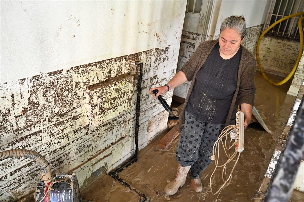 Osmaniye\'de sağanakta derenin taşması sonucu sürüklenen 8 araca ulaşıldı