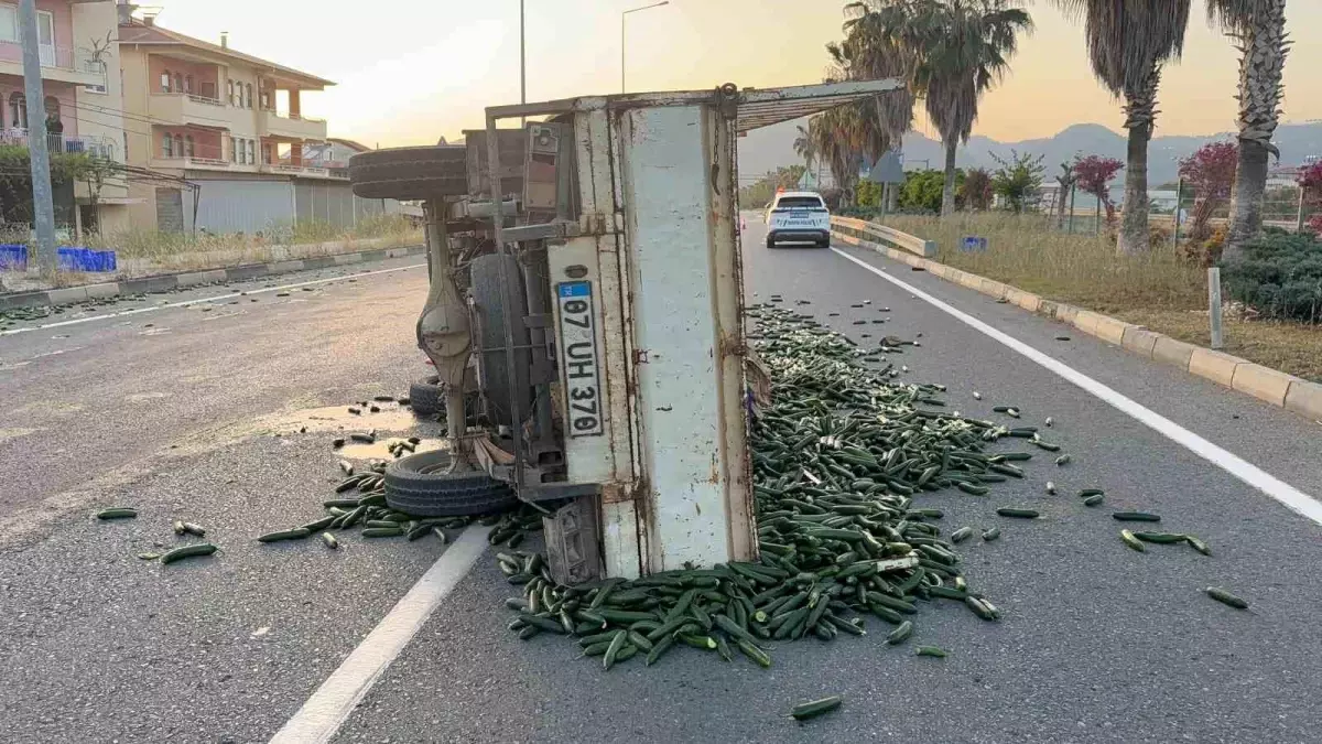 Gazipaşa\'da Kamyonet Devrildi