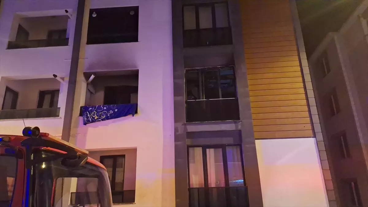 Bafra\'da Apartman Yangını: 3 Kişi Dumandan Etkilendi