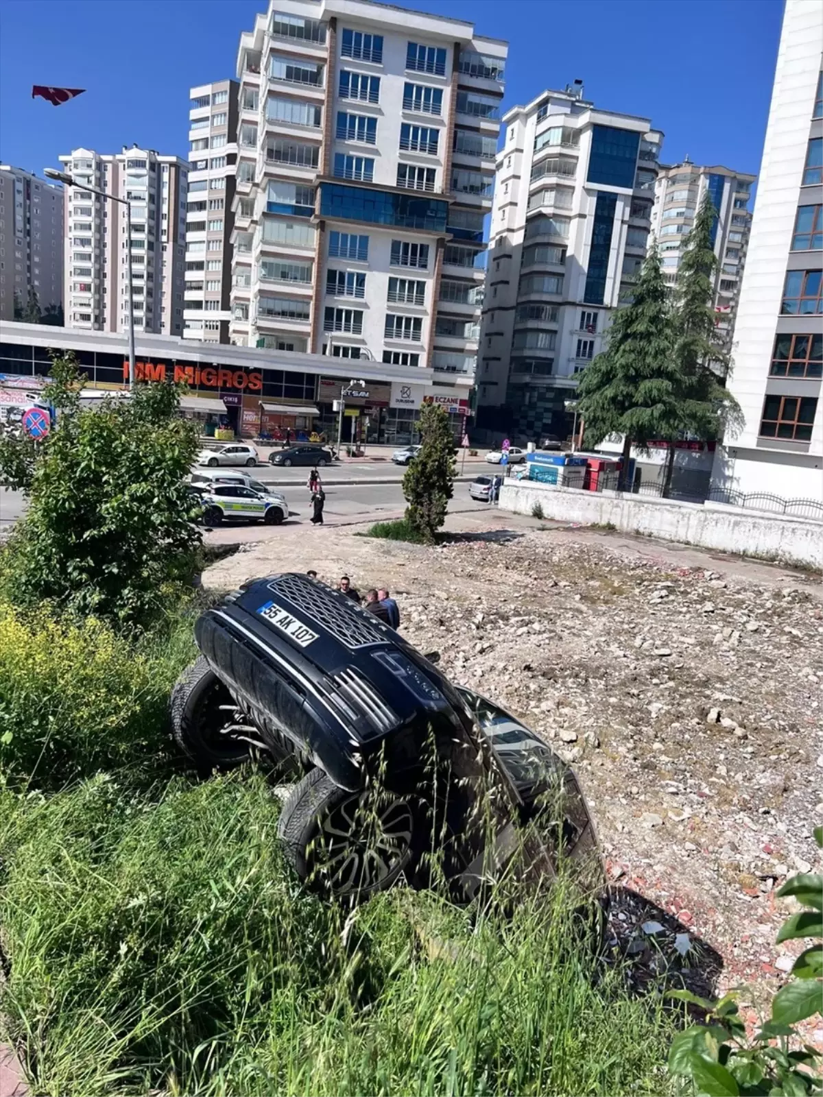 İlkadım\'da İstinat Duvarından Düşen Cipte 2 Yaralı