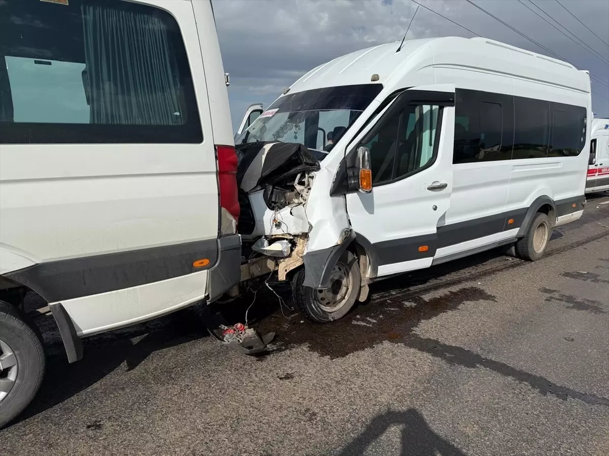 Siverek\'te Öğretmenleri Taşıyan İki Servis Minibüsü Çarpıştı