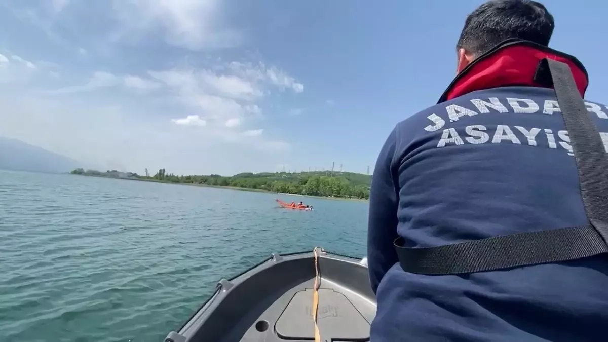 Sapanca Gölü\'nde Pedallı Kano Alabora Oldu