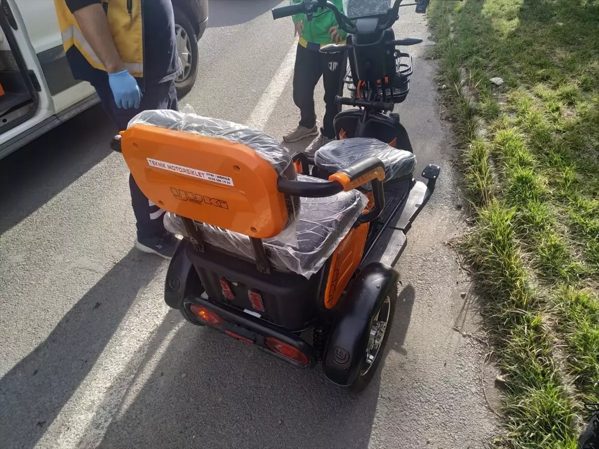 Şarkışla\'da Plakasız Elektrikli Motosiklet Devrildi: 2 Yaralı