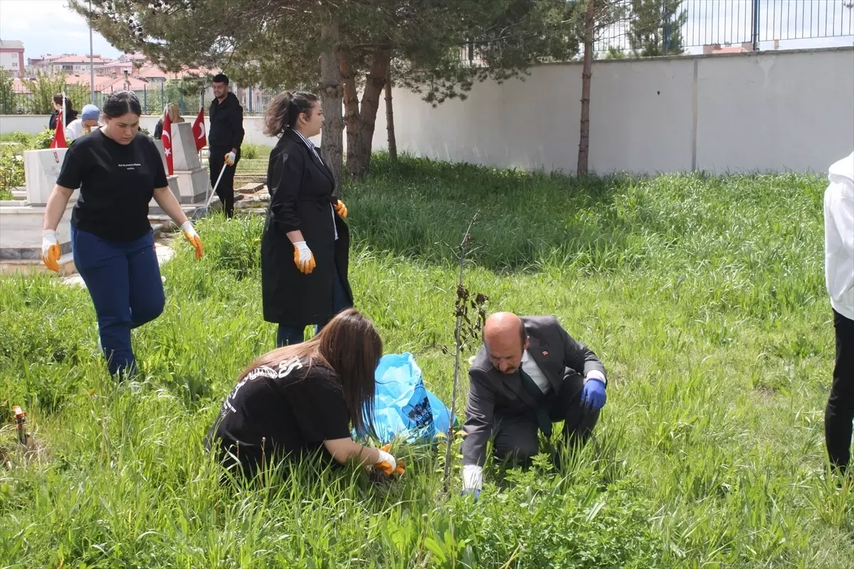 Şarkışla\'da üniversite öğrencileri şehitliği temizledi