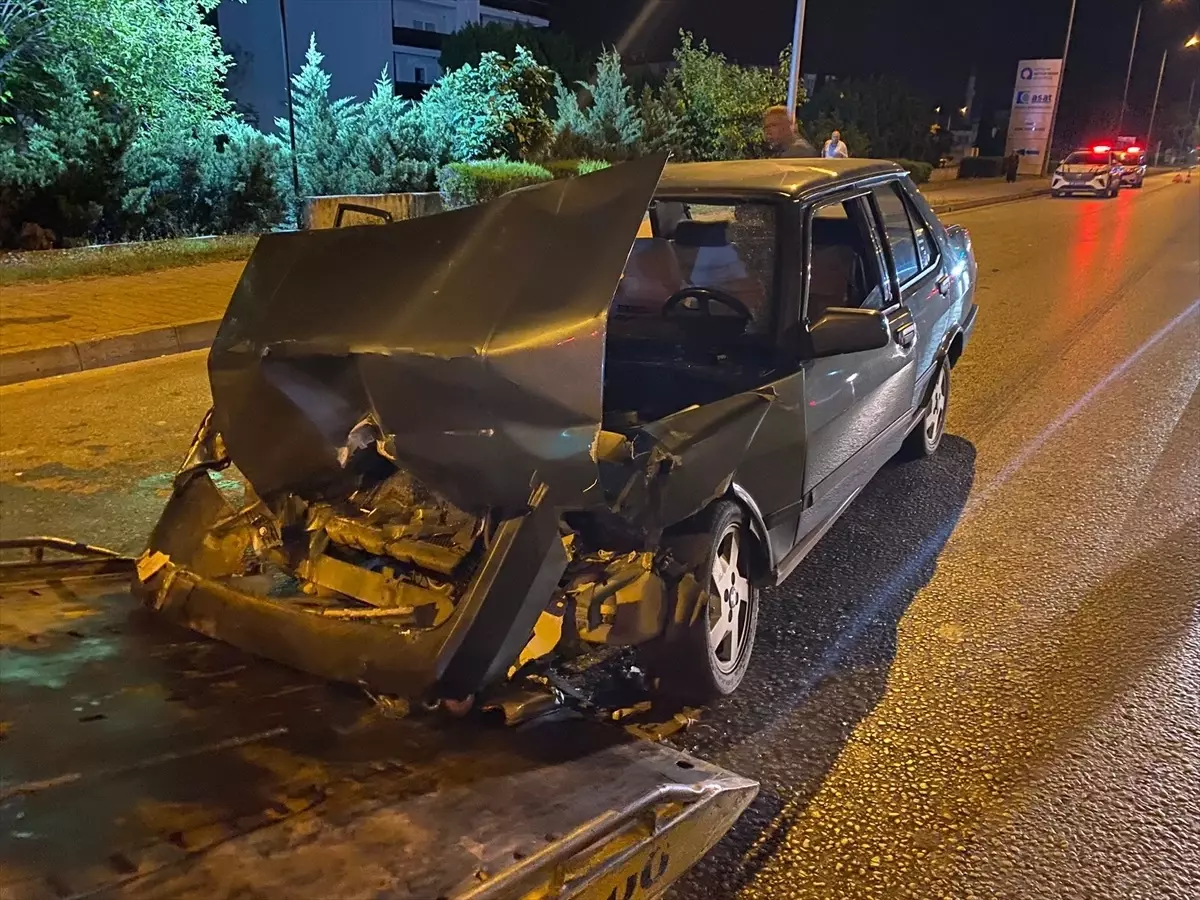 Antalya\'da Trafik Kazası: 2 Yaralı