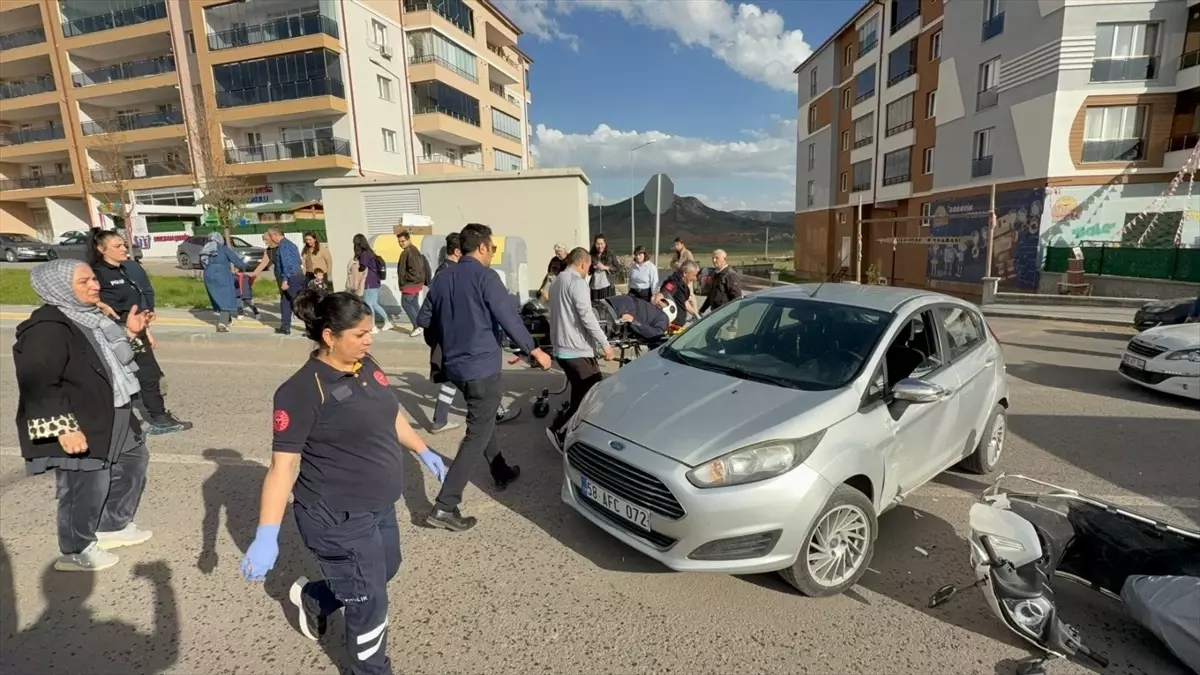 Sivas\'ta Otomobil Motosiklete Çarptı