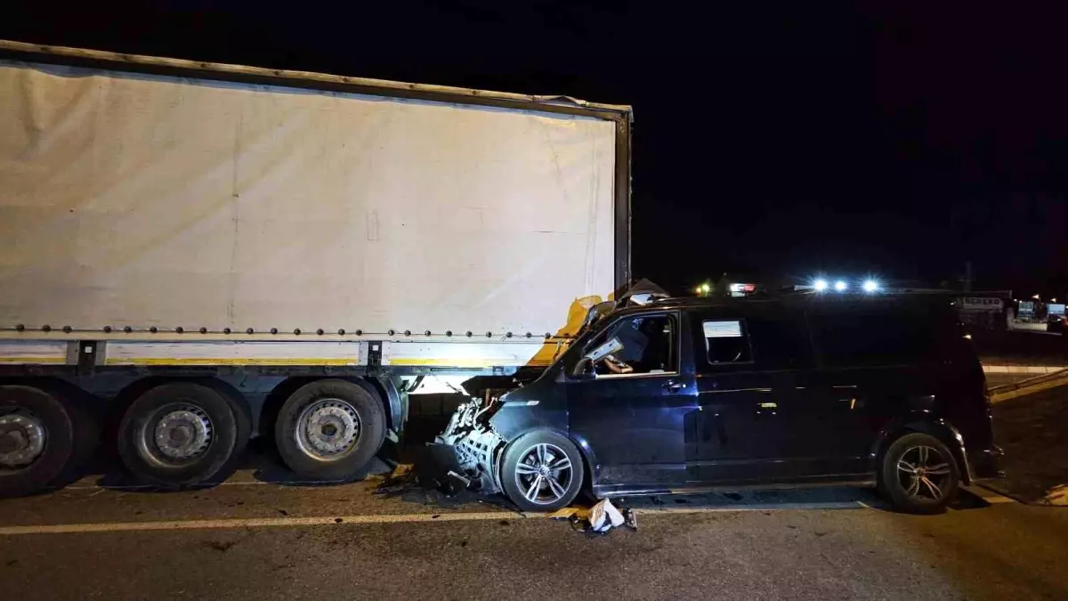 Kayseri\'de Ticari Araç Tıra Çarptı: Sürücü Ağır Yaralı