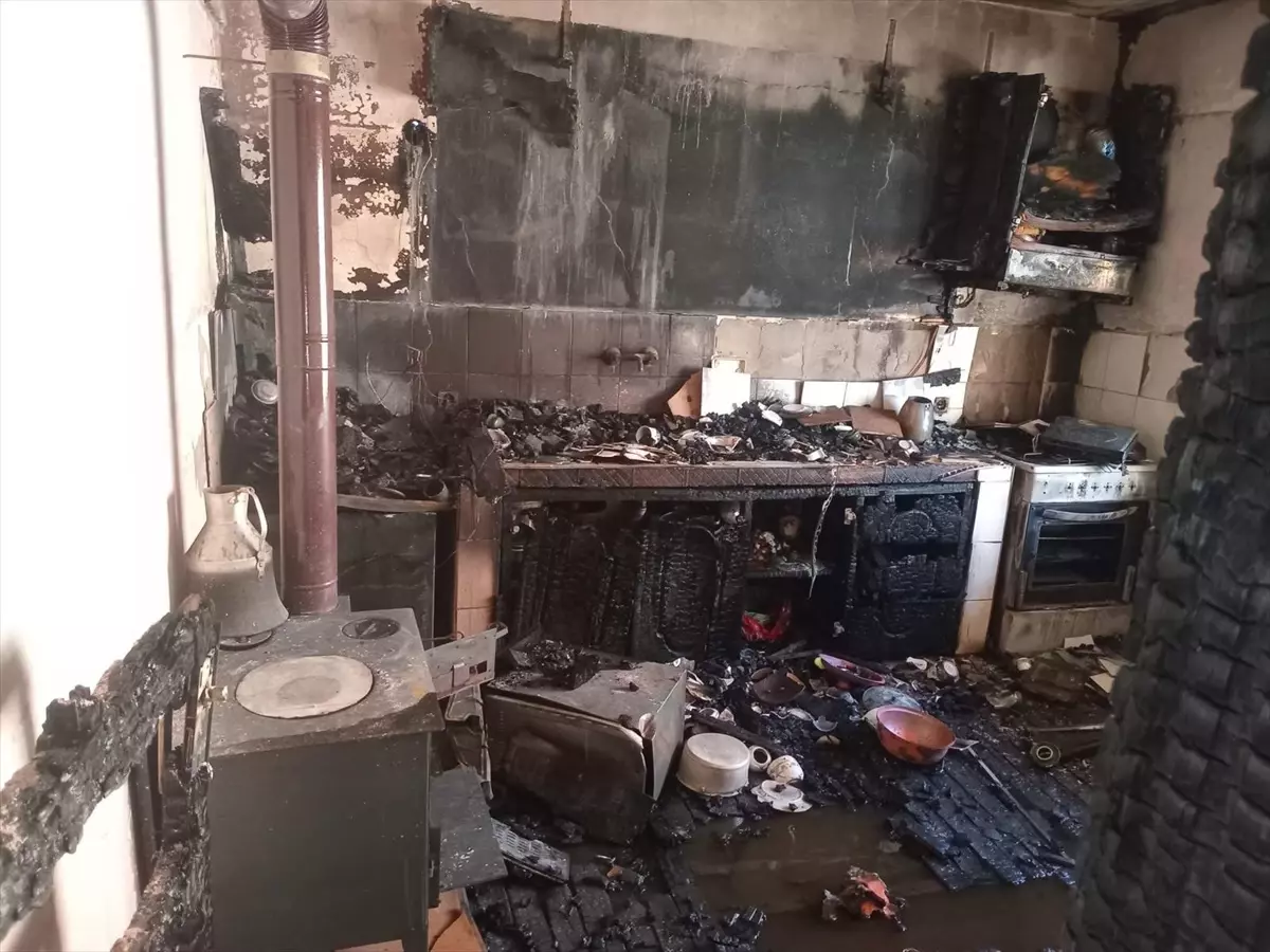 Trabzon\'da Yangın: 2 Ev Küle Döndü