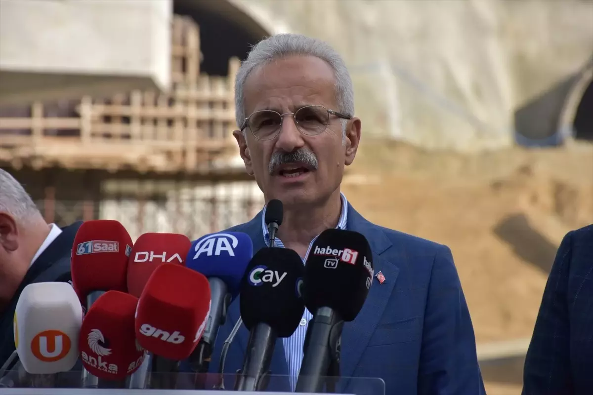 Ulaştırma ve Altyapı Bakanı Uraloğlu, Trabzon\'da partisinin il danışma toplantısında konuştu Açıklaması