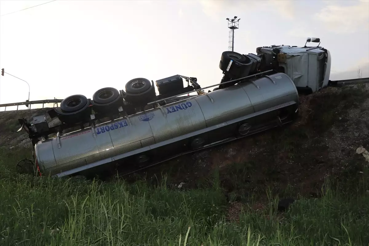 Yozgat\'ta Tır Devrildi, Sürücü Yaralandı