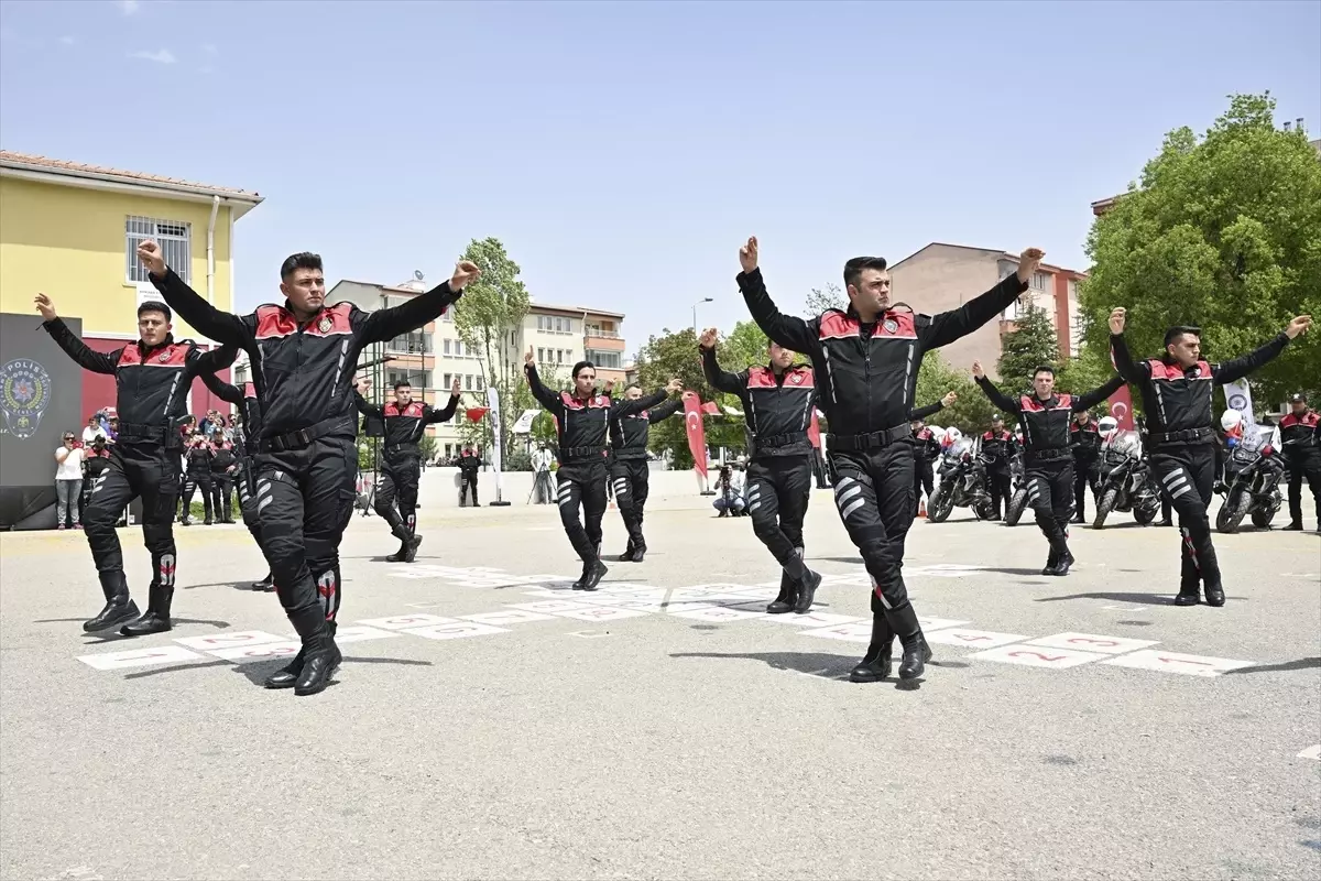Ankara\'da Yunus Polislerinden Bayram Gösterisi