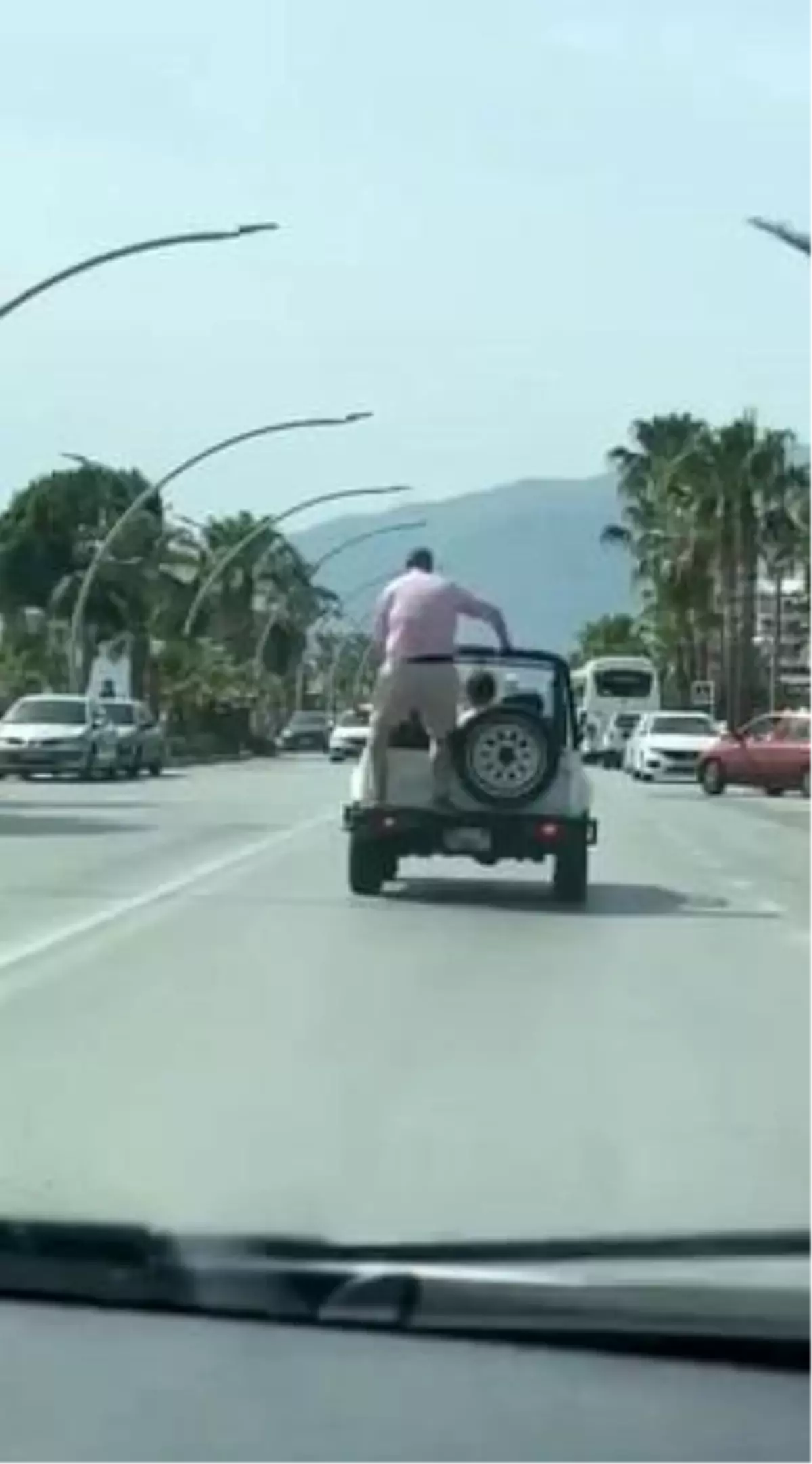 Alanya\'da Turistlerin Akrobatik Gösterisi Trafiği Tehlikeye Attı