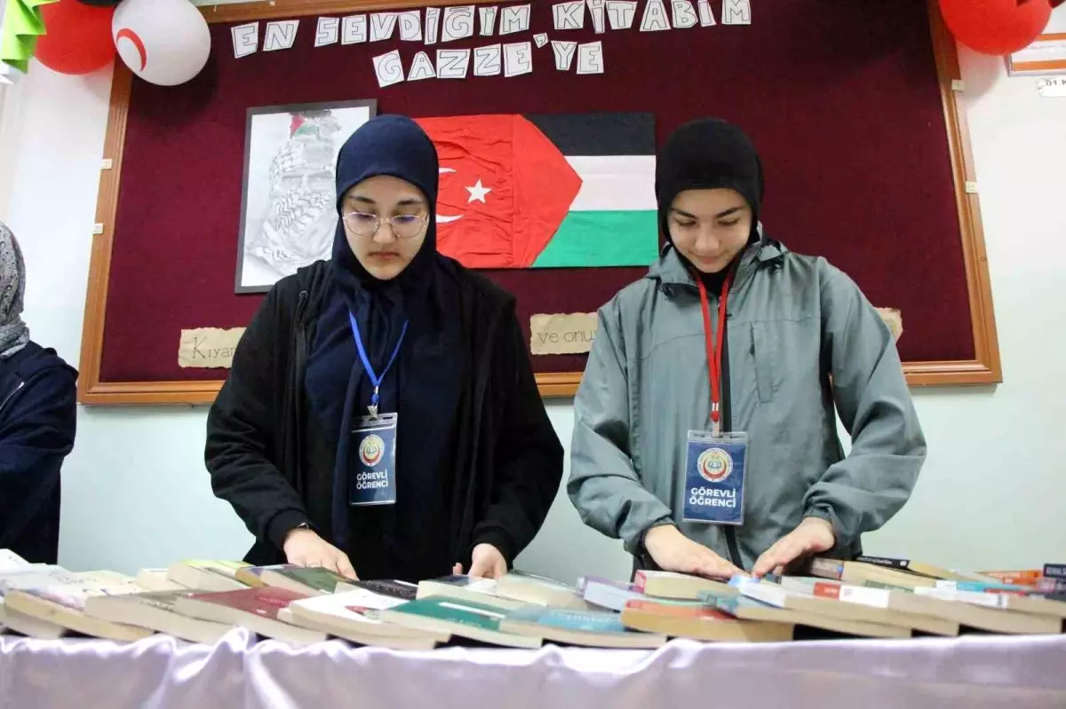 Amasyalı öğrenciler Gazze\'deki çocuklar ve annelerine destek için kitap sattı