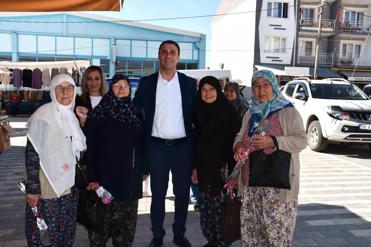 Beylikova\'da Anneler Günü Kutlaması ve Çiçek Dağıtımı