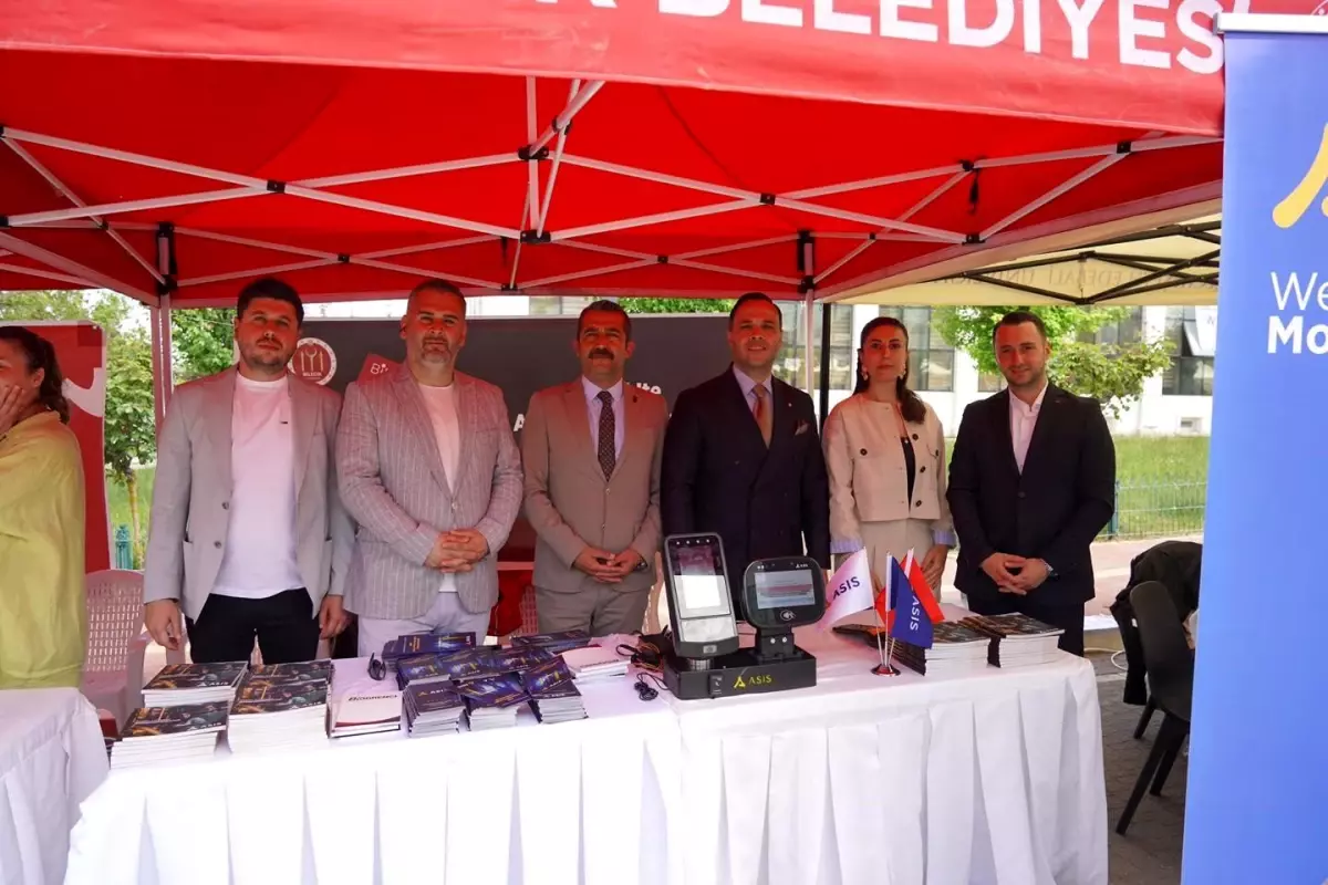 Bilecik Belediye Başkan Yardımcıları Bilim ve Kültür Şenliği\'nde Öğrencilerle Bir Araya Geldi