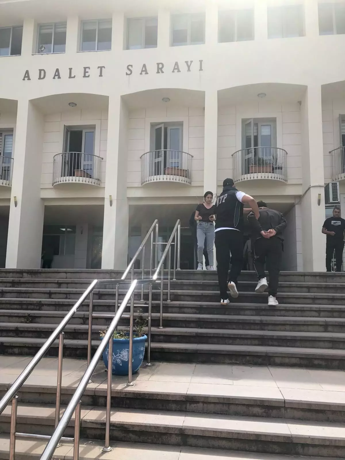 Bodrum\'da Uyuşturucu Baskını: 2.2 Kilo Skunk ve 870 Gram Kokain Ele Geçirildi