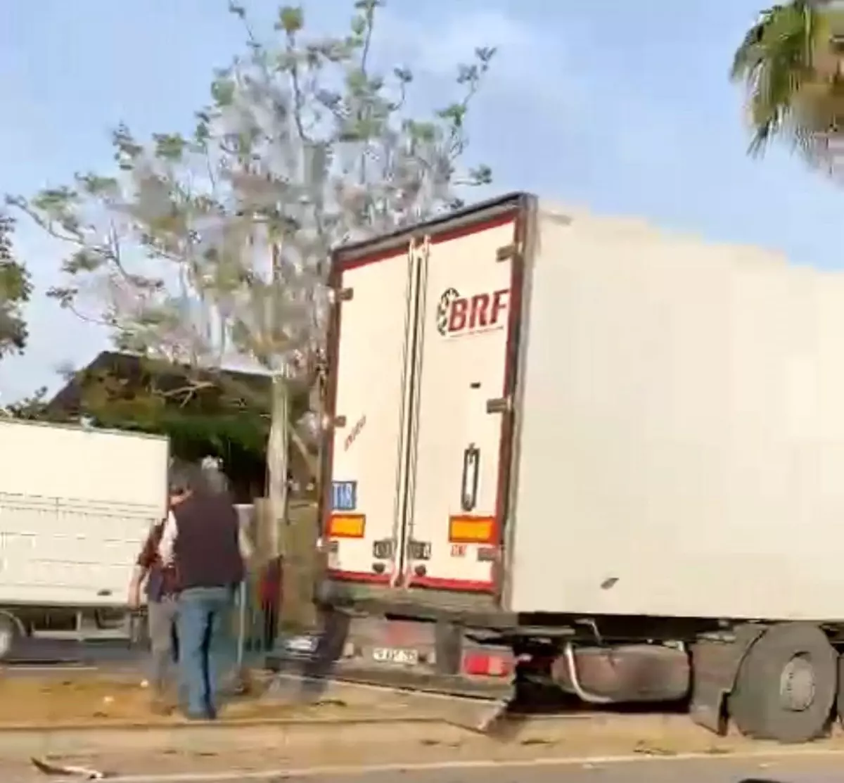 Antalya\'da Tır Kazası: Şoför Yaralandı