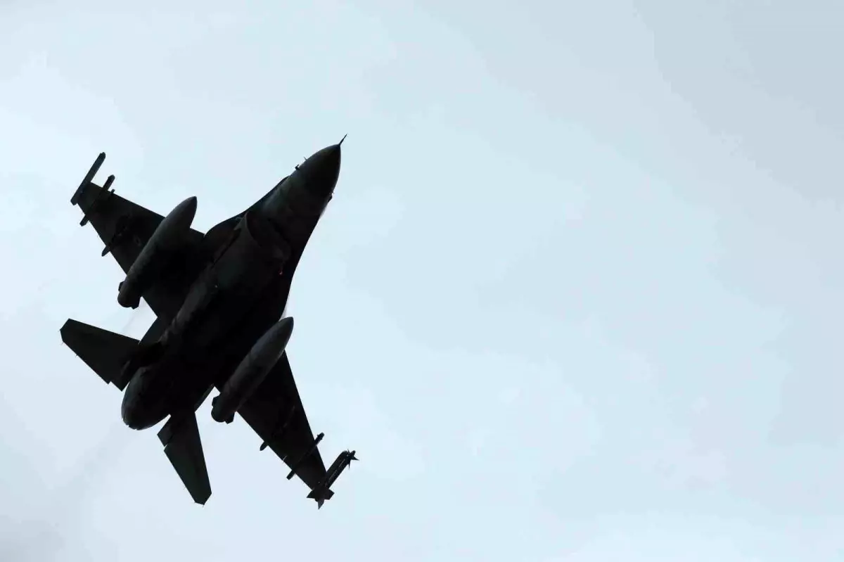 İsrail F-16\'sı Bombayı Açık Alana Düşürdü