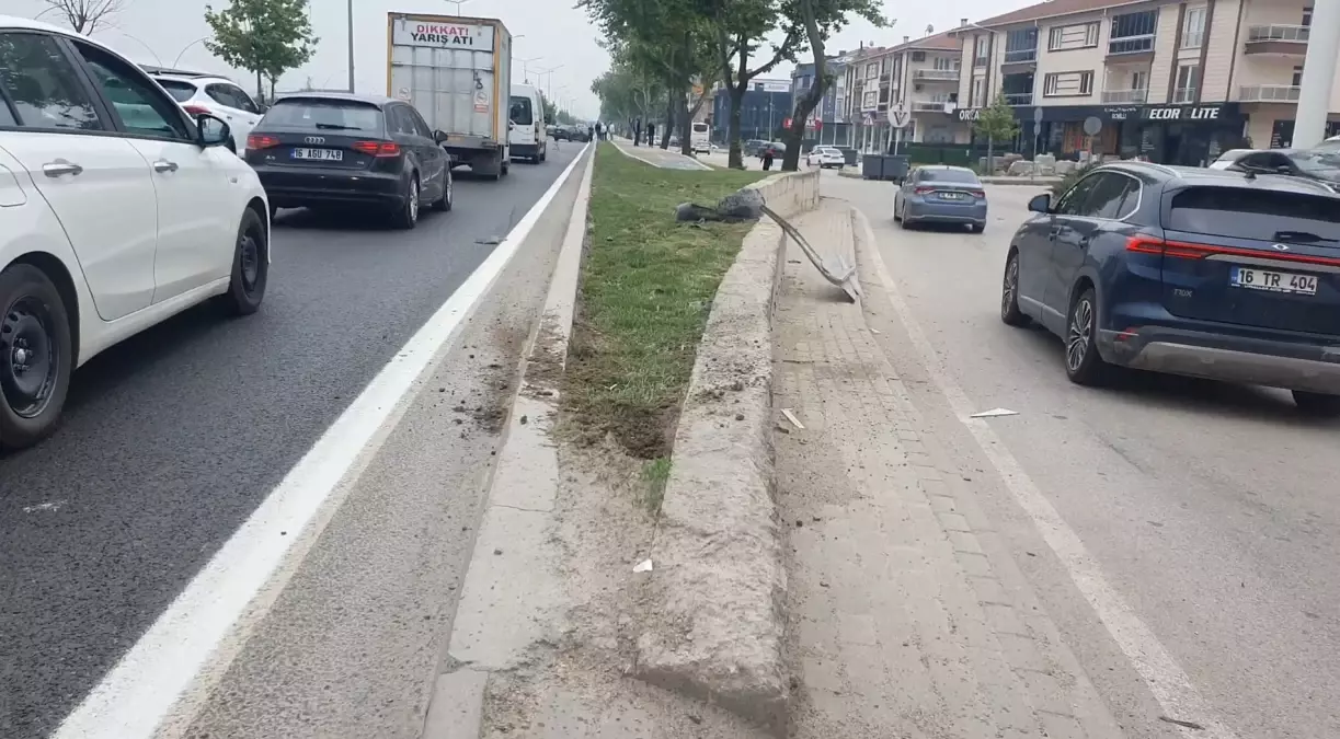 İnegöl\'de Kaza: Sürücü Yaralı