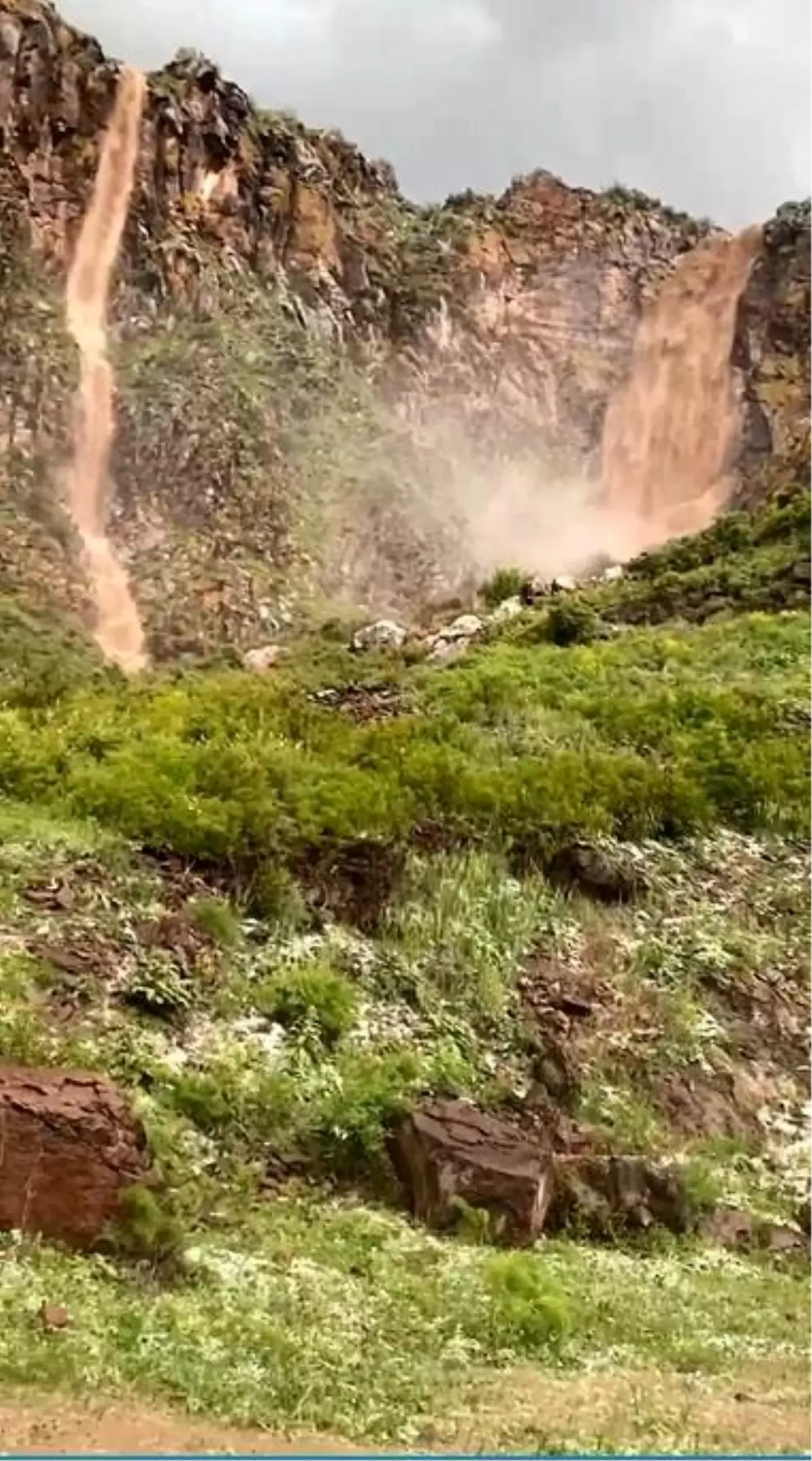 Kars Akyaka\'da Sağanak Yağmur Sonrası Sel ve Şelaleler
